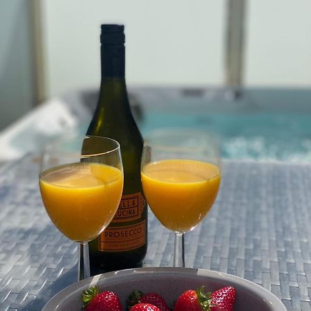 Premium Accommodation With Luxury Hot-Tub And Decking Area, Near Fantasy Island Ingoldmells Eksteriør billede