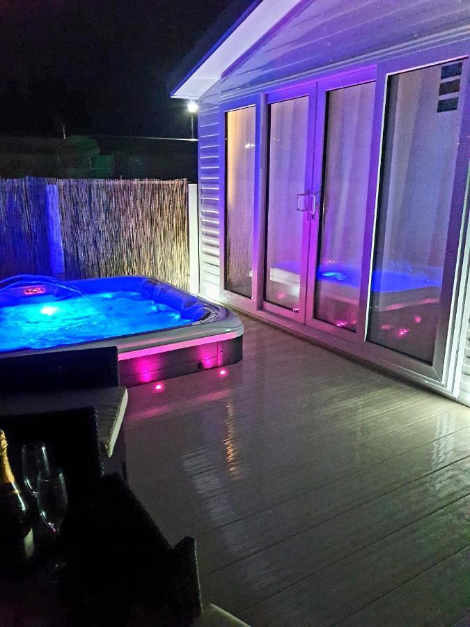 Premium Accommodation With Luxury Hot-Tub And Decking Area, Near Fantasy Island Ingoldmells Eksteriør billede