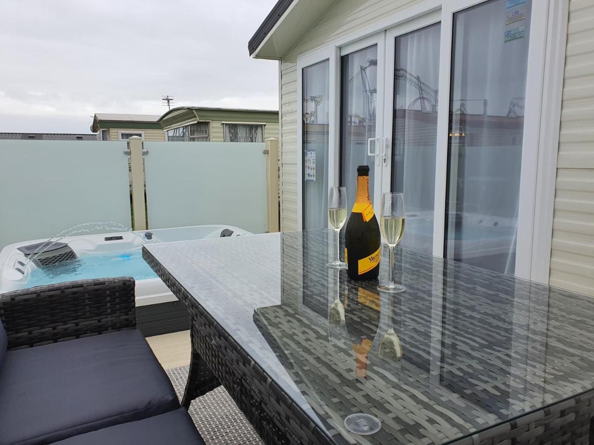 Premium Accommodation With Luxury Hot-Tub And Decking Area, Near Fantasy Island Ingoldmells Eksteriør billede