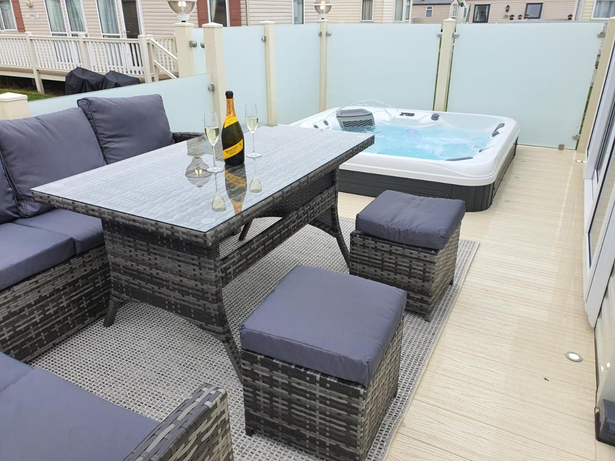 Premium Accommodation With Luxury Hot-Tub And Decking Area, Near Fantasy Island Ingoldmells Eksteriør billede