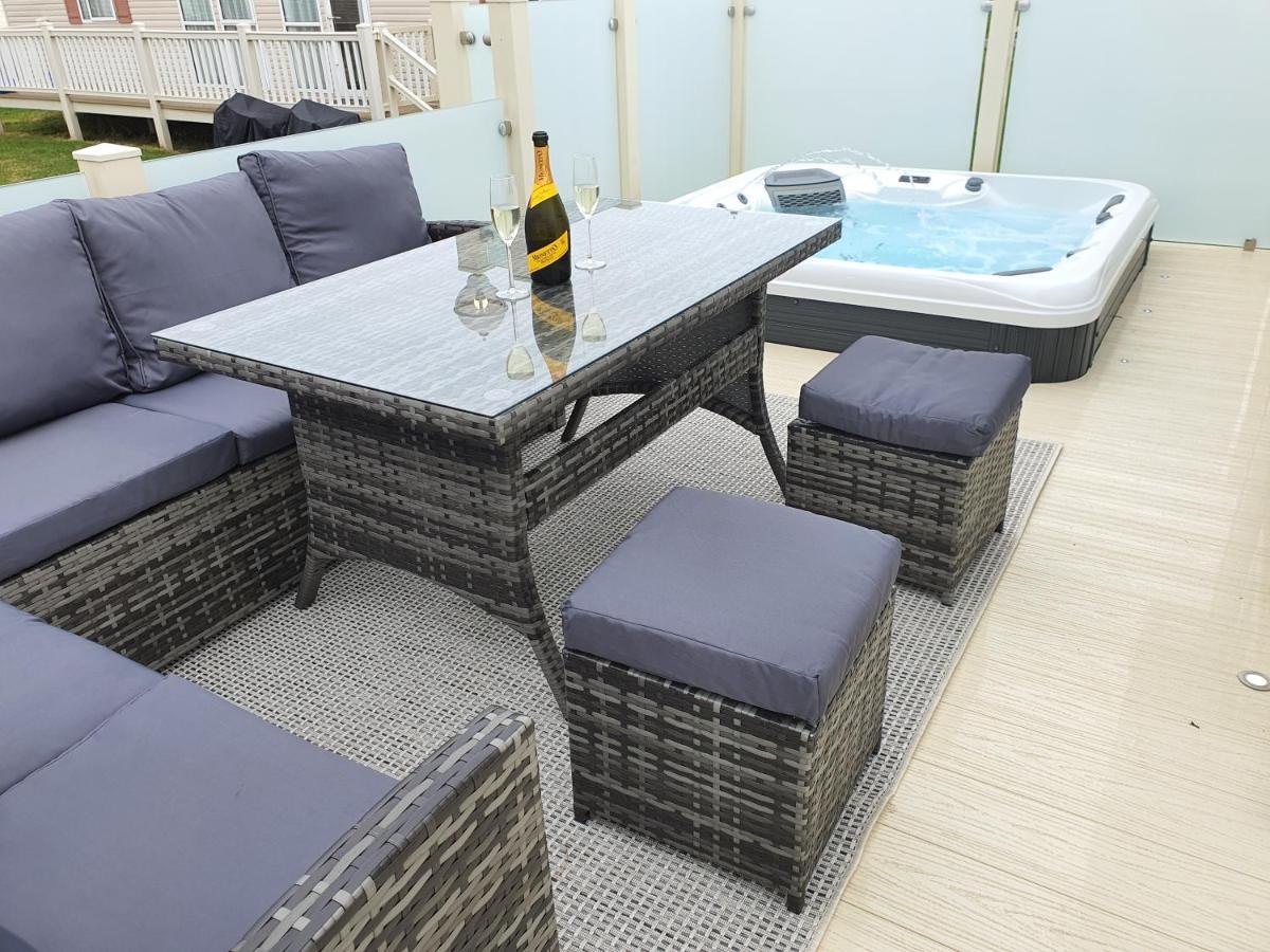 Premium Accommodation With Luxury Hot-Tub And Decking Area, Near Fantasy Island Ingoldmells Eksteriør billede