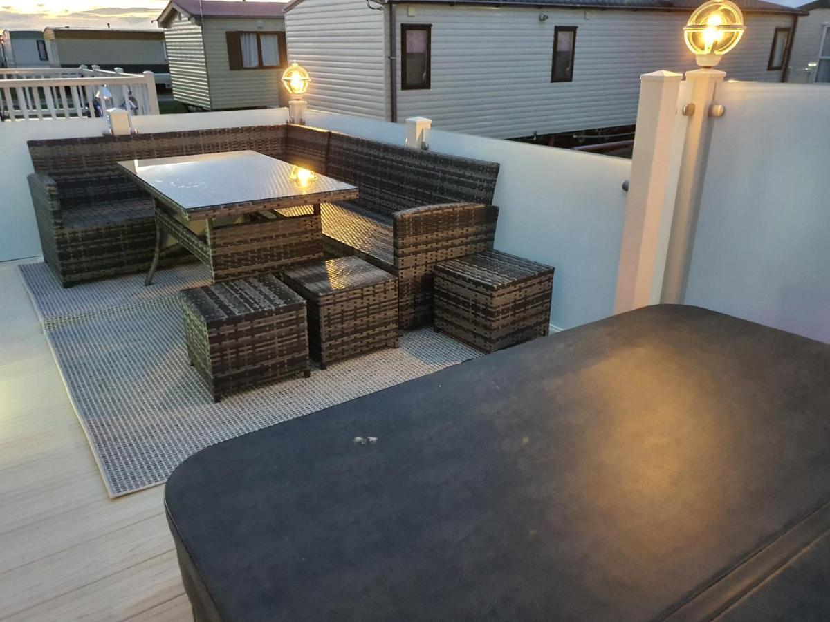 Premium Accommodation With Luxury Hot-Tub And Decking Area, Near Fantasy Island Ingoldmells Eksteriør billede