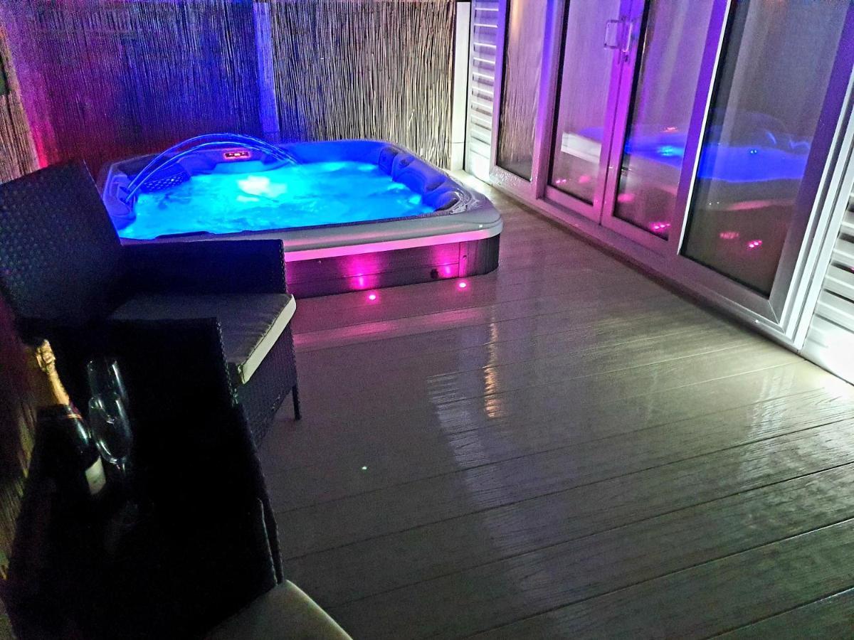 Premium Accommodation With Luxury Hot-Tub And Decking Area, Near Fantasy Island Ingoldmells Eksteriør billede