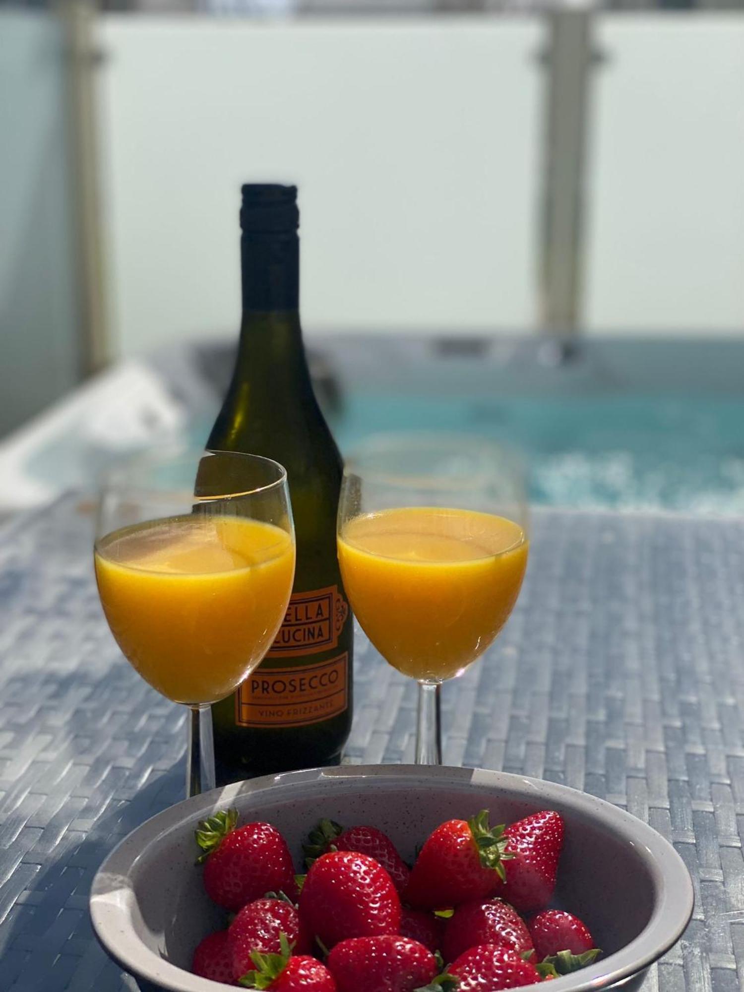 Premium Accommodation With Luxury Hot-Tub And Decking Area, Near Fantasy Island Ingoldmells Eksteriør billede