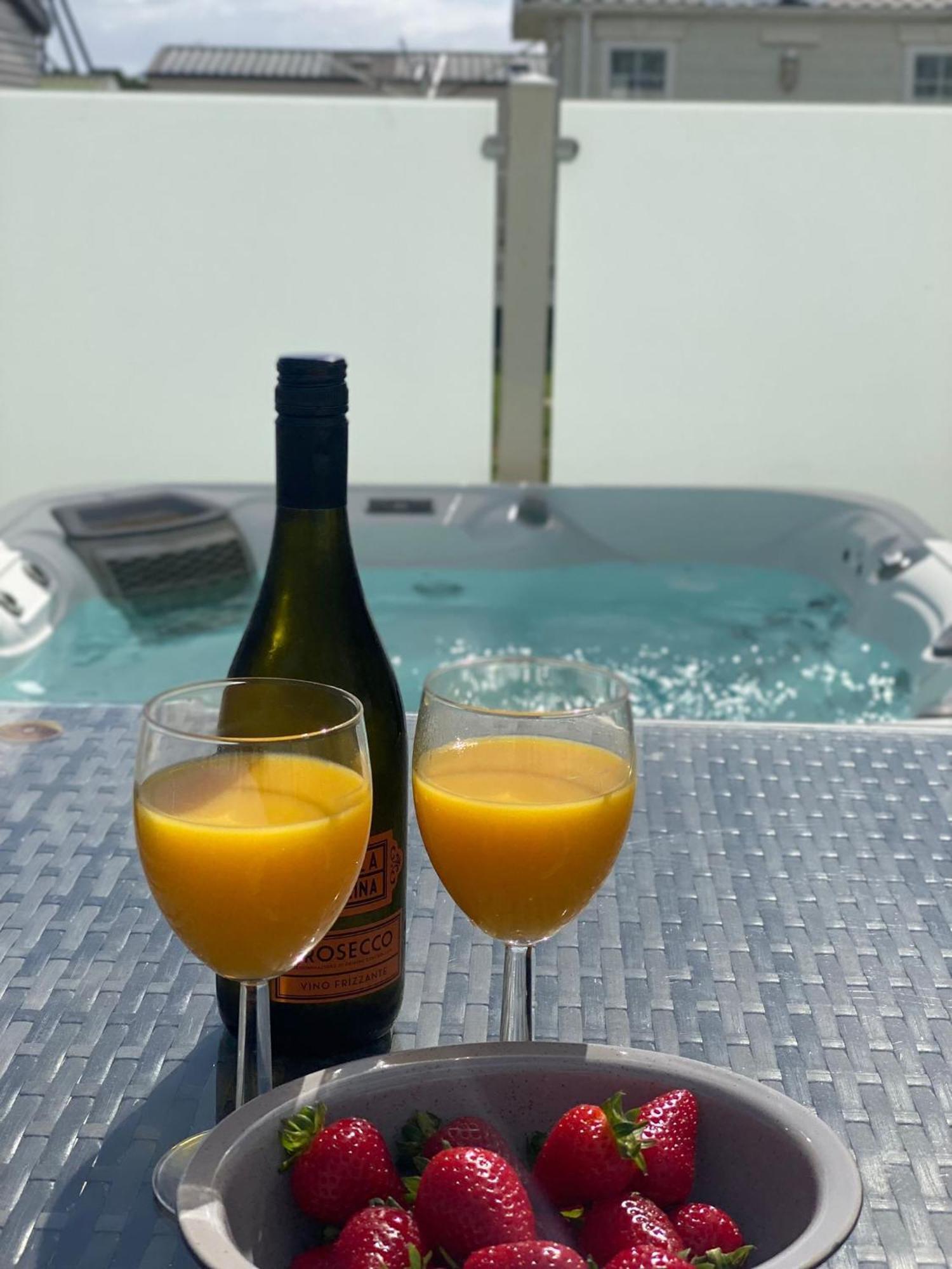 Premium Accommodation With Luxury Hot-Tub And Decking Area, Near Fantasy Island Ingoldmells Eksteriør billede