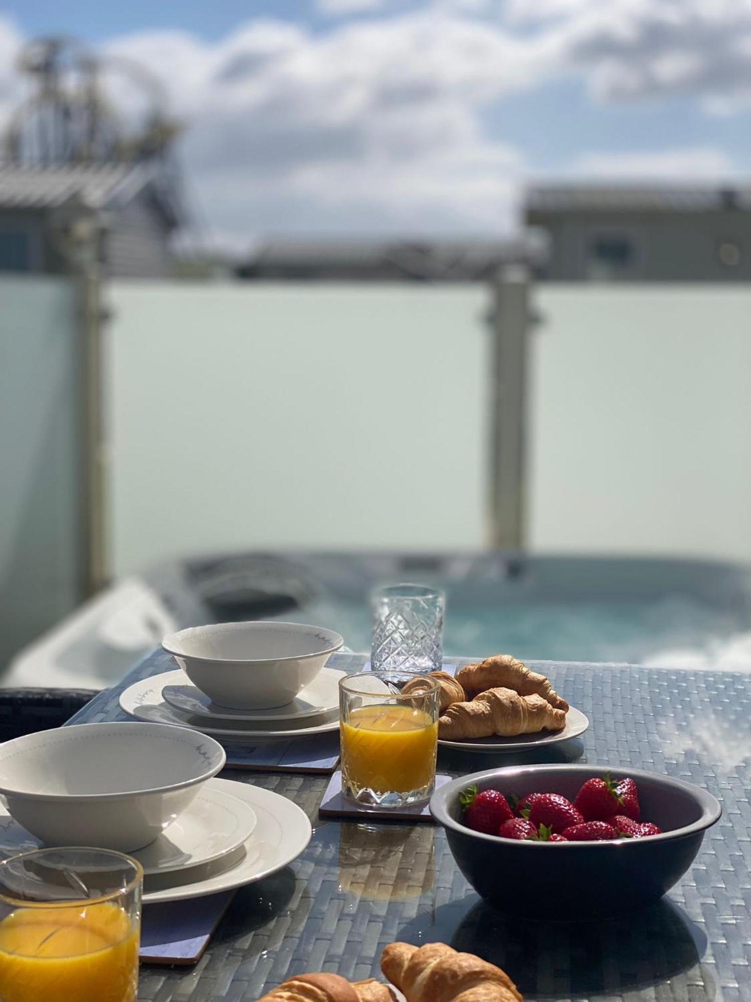 Premium Accommodation With Luxury Hot-Tub And Decking Area, Near Fantasy Island Ingoldmells Eksteriør billede